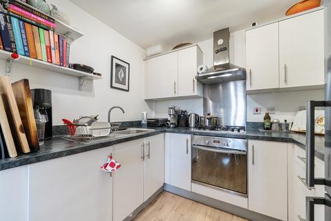 2 bedroom flat for sale, Oak House, Cottons Approach, Romford, RM7