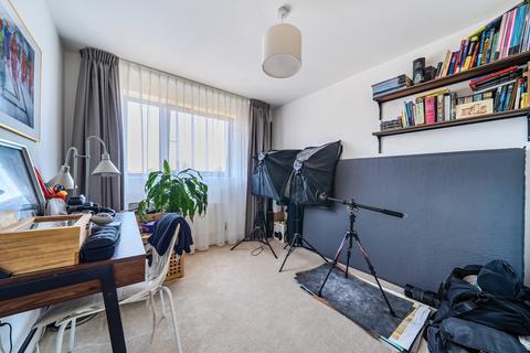 2 bedroom flat for sale, Oak House, Cottons Approach, Romford, RM7