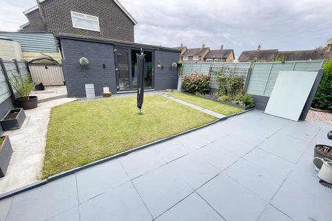 2 bedroom end of terrace house for sale, Avon Bank, Bredbury