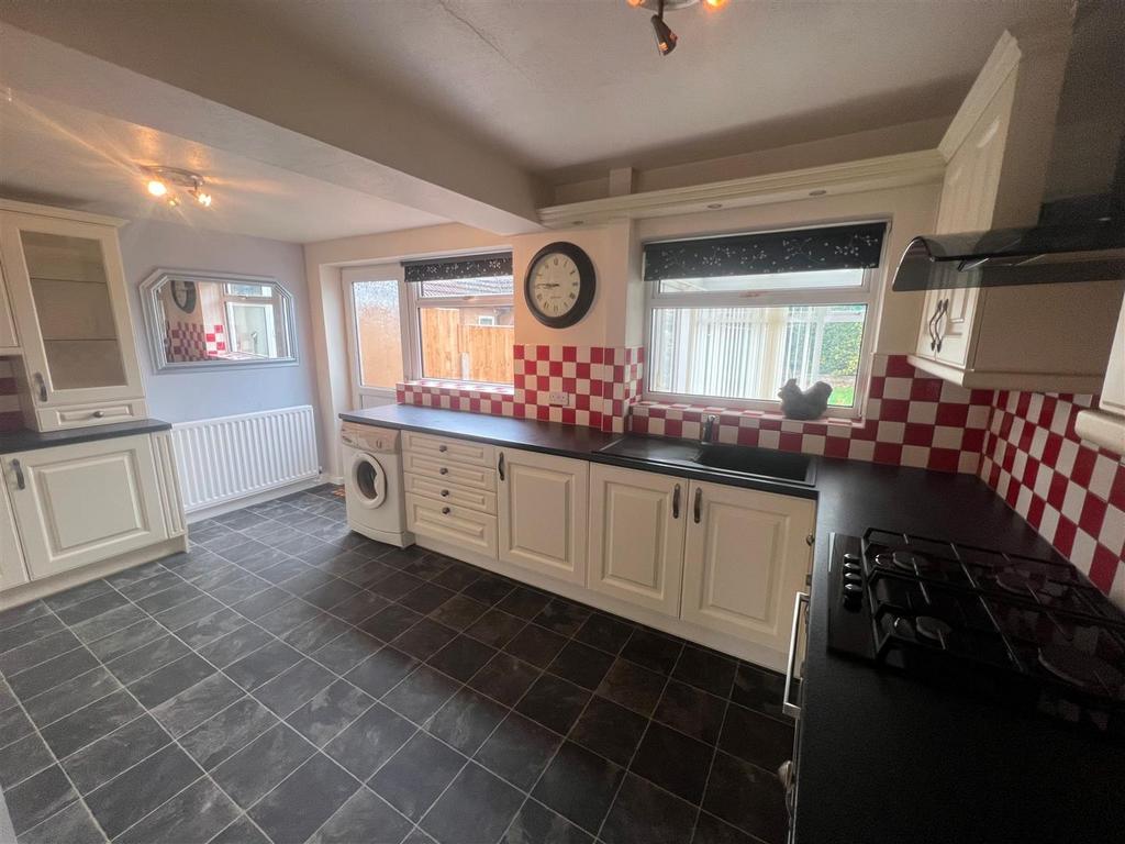 Kitchen 1.jpg