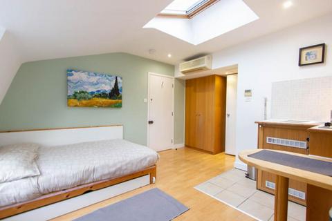 Studio to rent, Gloucester Street, London SW1V