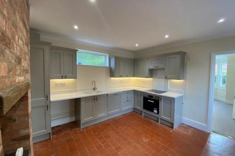 4 bedroom detached house to rent, Bretforton Road, Evesham
