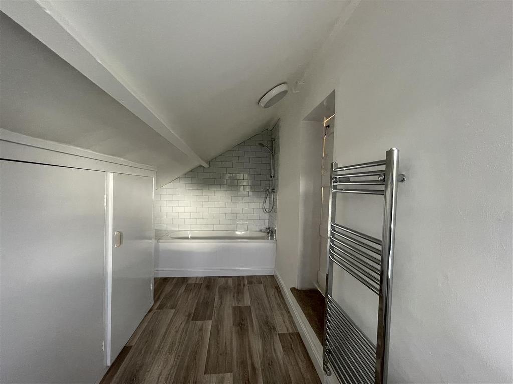 Bathroom (2).JPG