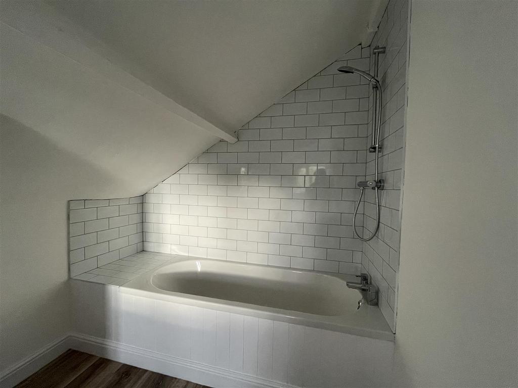 Bathroom (4).JPG