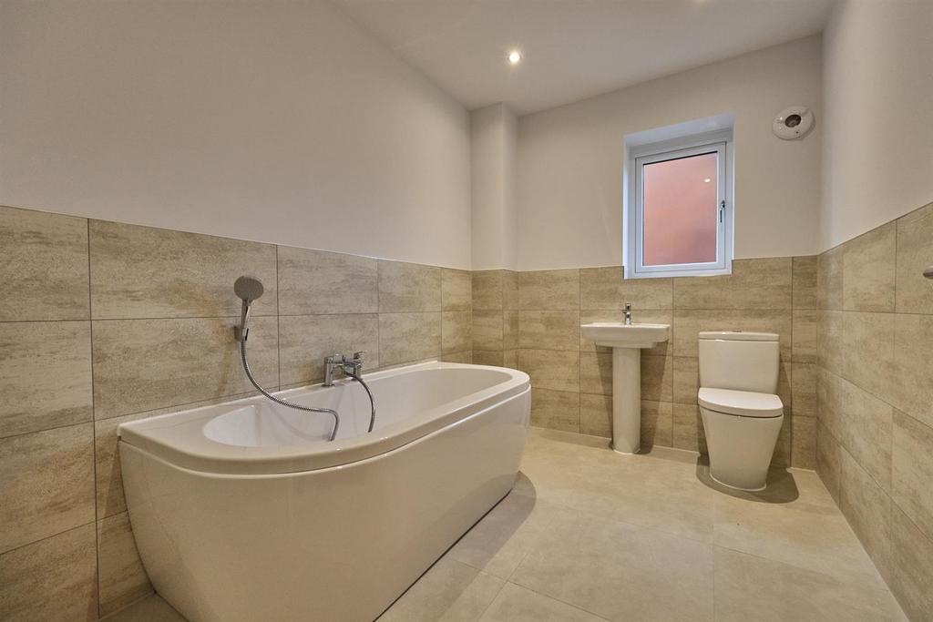 Family Bathroom to side