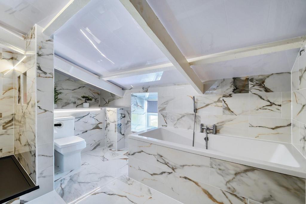 Bathroom 1.jpg