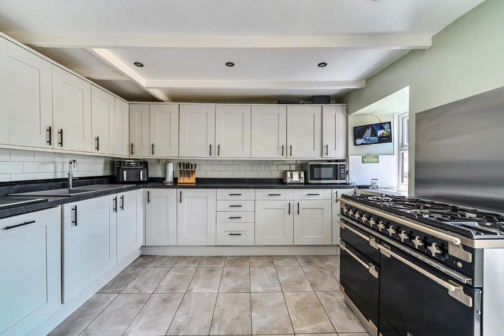 Kitchen (2).jpg