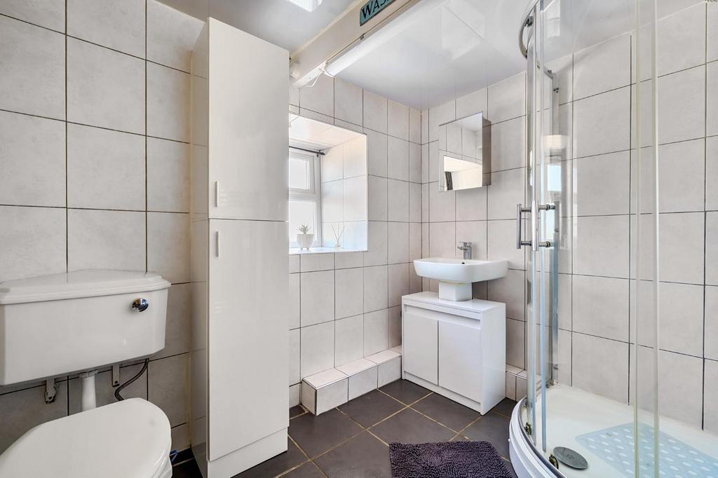 Annexe Shower Room.jpg