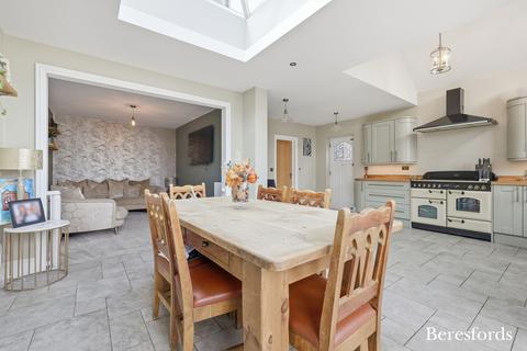 4 bedroom bungalow for sale, Alma Avenue, Hornchurch, RM12