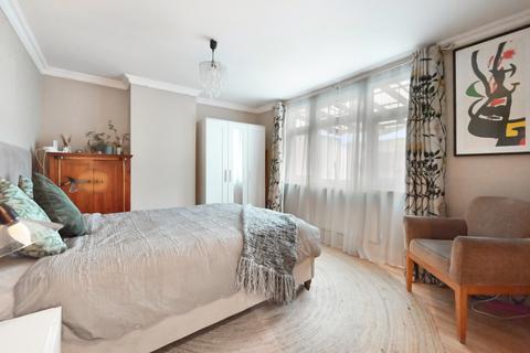 2 bedroom flat for sale, Cedar Grove, W5