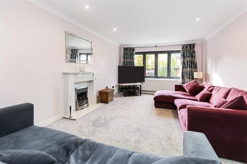 4 bedroom detached house for sale, High Grove, Bromley