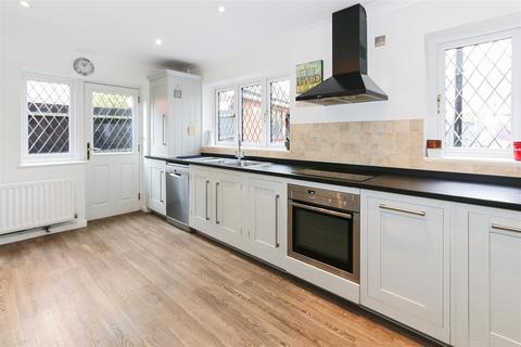 4 bedroom detached house for sale, High Grove, Bromley