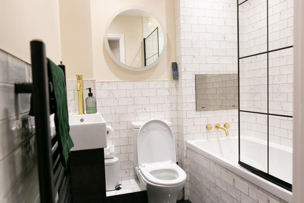 Bathroom 1 .jpg