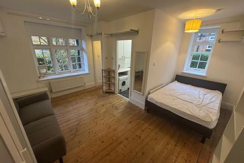 Studio to rent, Oakeshott Avenue, London N6
