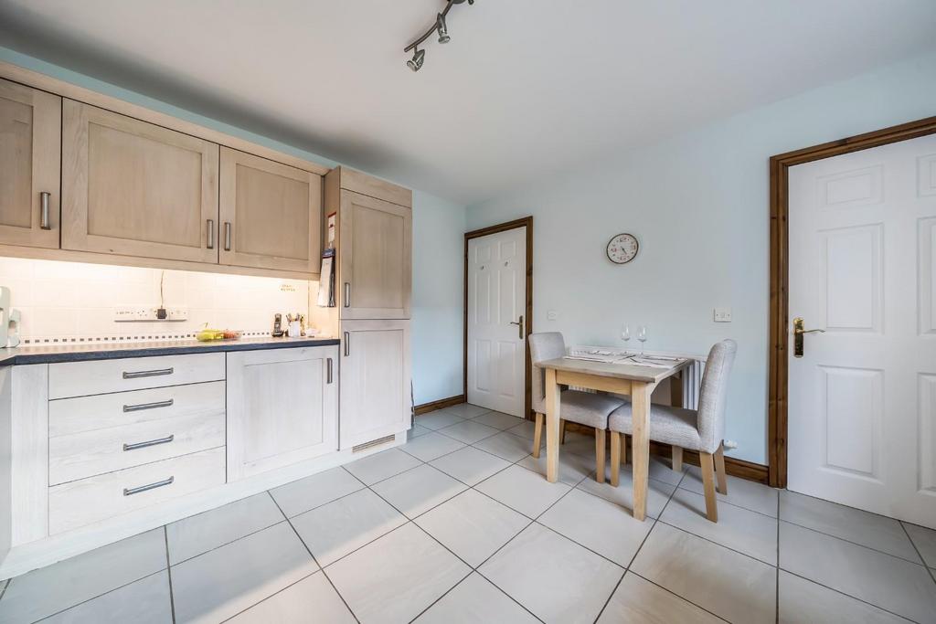 Kitchen breakfast area.jpg