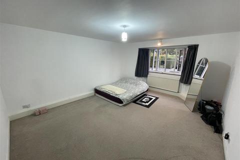 2 bedroom flat for sale, Carisbrooke Court, Stoneygate