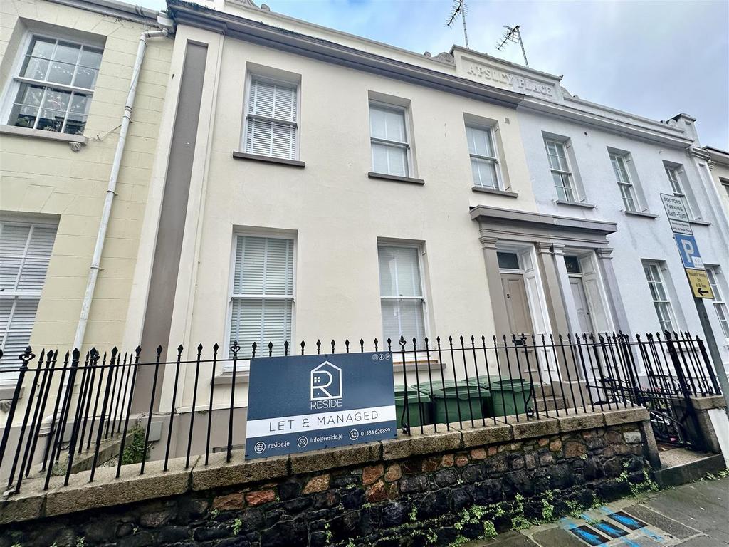 B APMY9zr Ekm Of9 UM-5 ZDmg.jpg