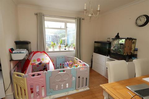 3 bedroom semi-detached house for sale, Elizabeth Road, Pilgrims Hatch, Brentwood