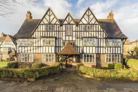 3 bedroom flat to rent, Monks Drive, London W3