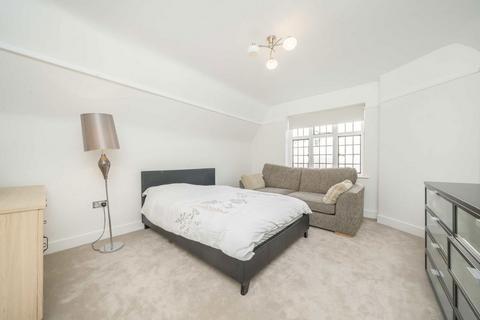 3 bedroom flat to rent, Monks Drive, London W3