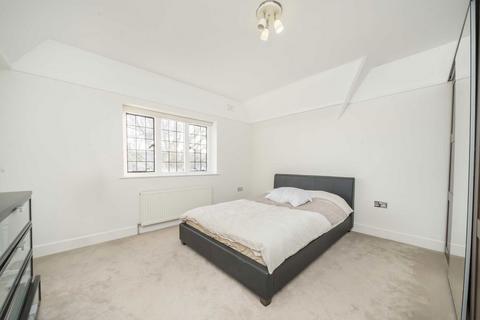 3 bedroom flat to rent, Monks Drive, London W3