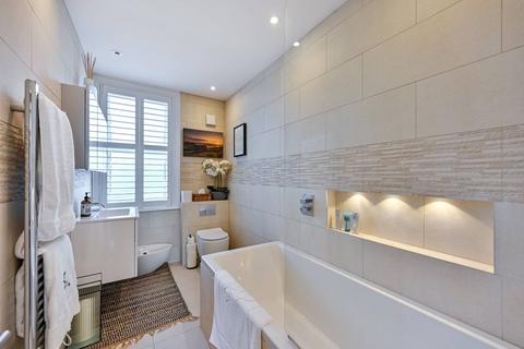 1 bedroom flat to rent, Bridge Road, Hampton Court, East Molesey, KT8