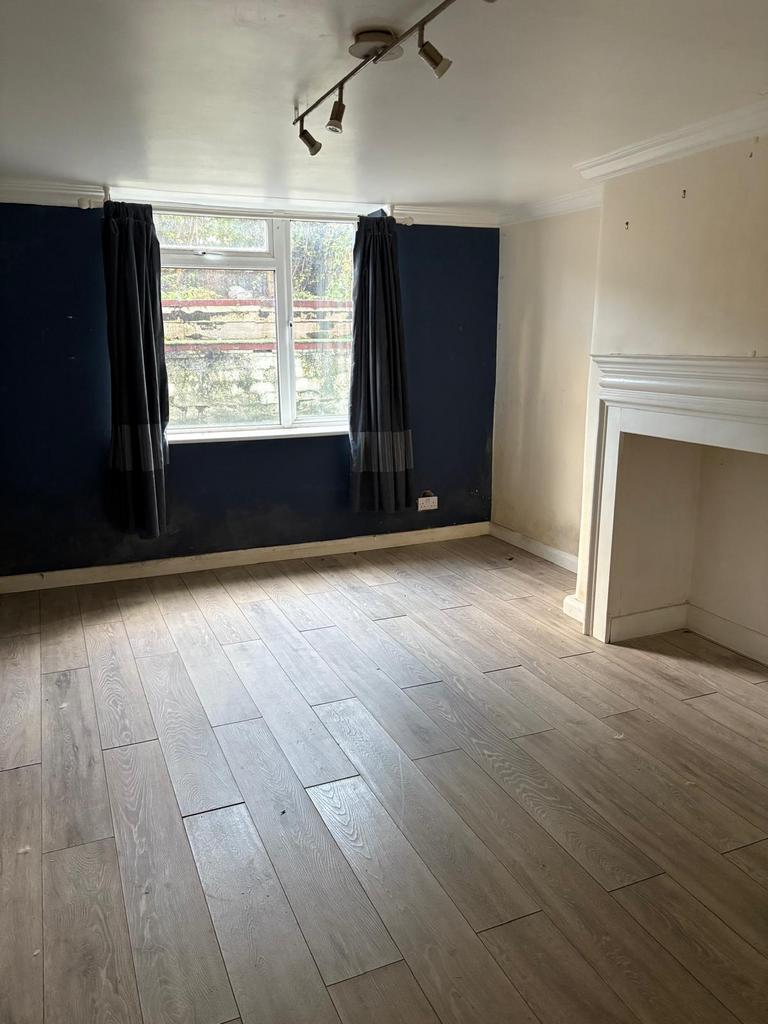 Charming 1-Bedroom Basement Flat with Garden –
