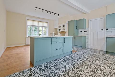 6 bedroom detached house to rent, Warwick Road, Solihull