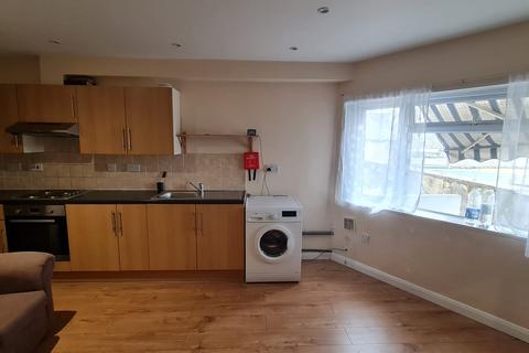 2 bedroom flat to rent, Uxbridge Road, Hayes UB4