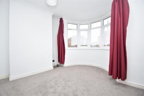 3 bedroom semi-detached house to rent, Ingleton Walk, York