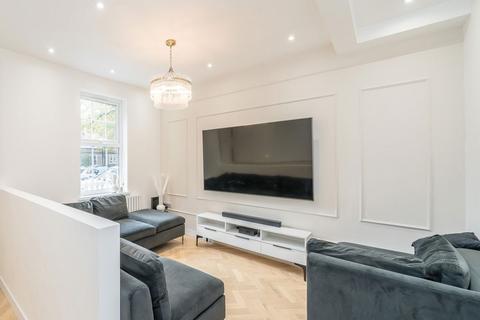 undefined, Fifth Cross Road, Twickenham TW2