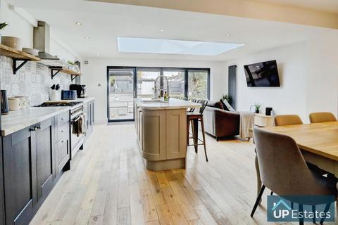 3 bedroom end of terrace house for sale, Mellowdew Road, Coventry