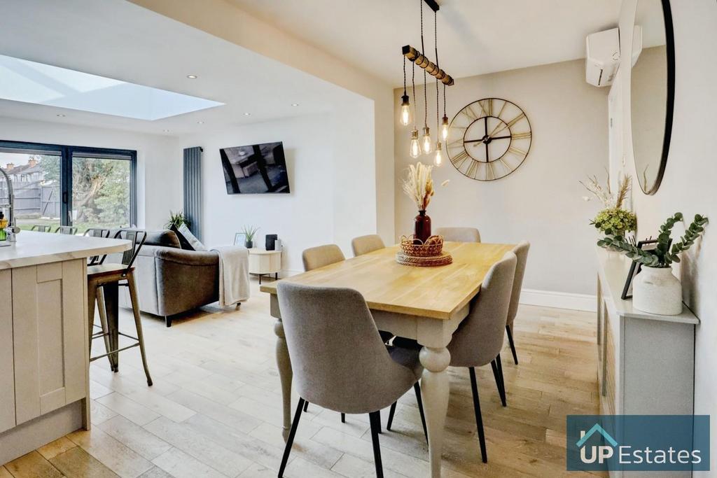 Kitchen/ Dining Room