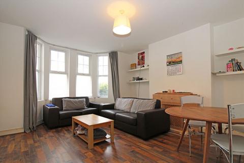 3 bedroom flat to rent, First Avenue, London W3
