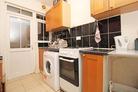 3 bedroom flat to rent, First Avenue, London W3