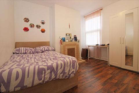 3 bedroom flat to rent, First Avenue, London W3