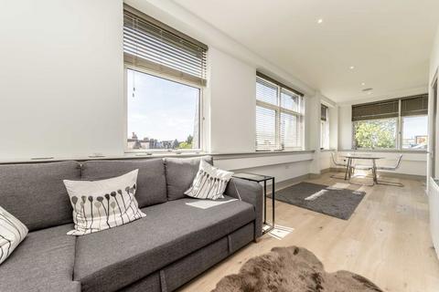 Studio to rent, Burlington Road, New Malden KT3