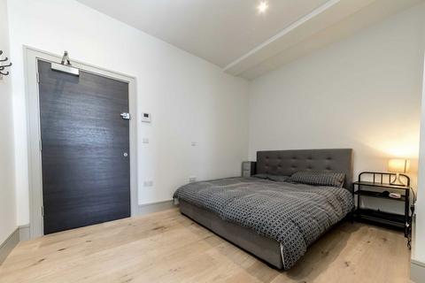 Studio to rent, Burlington Road, New Malden KT3
