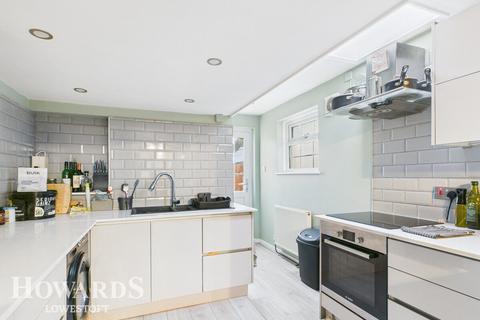 2 bedroom terraced house for sale, London Road, Kessingland