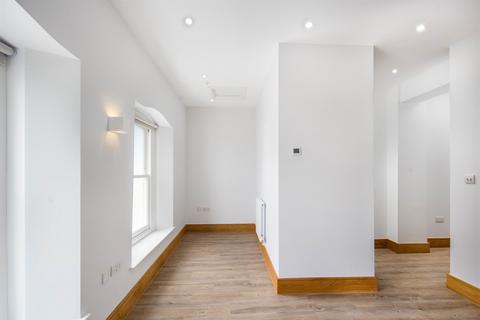 1 bedroom maisonette to rent, South Woodford, London, E18