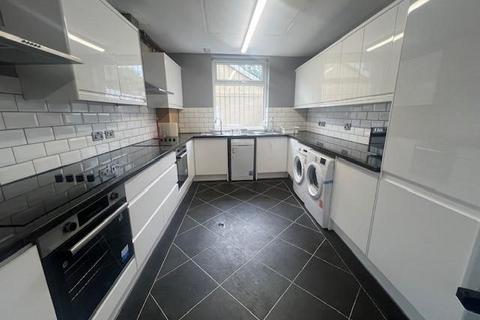 6 bedroom house to rent, Regent Park Avenue, Leeds LS6