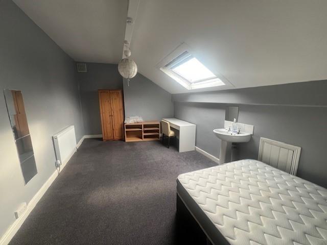 Bright, neutral bedroom with a double mattress,...