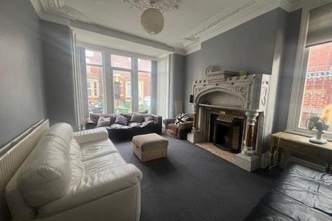 6 bedroom house to rent, Regent Park Avenue, Leeds LS6