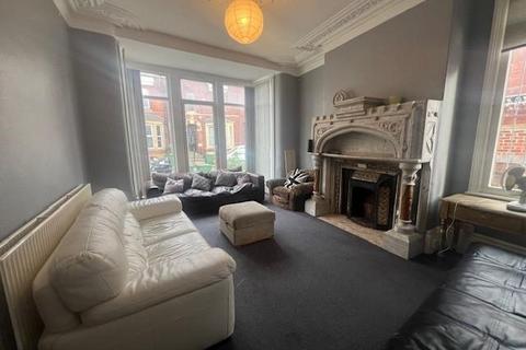 6 bedroom house to rent, Regent Park Avenue, Leeds LS6