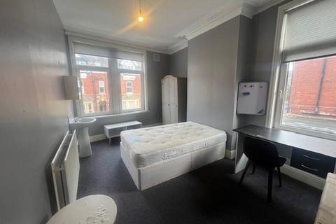 6 bedroom house to rent, Regent Park Avenue, Leeds LS6