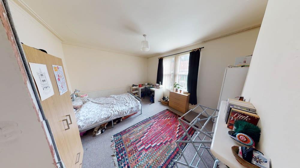 Bright, well-presented double bedroom with a co...