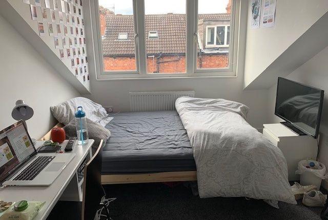 Bright, tidy double bedroom with a large window...