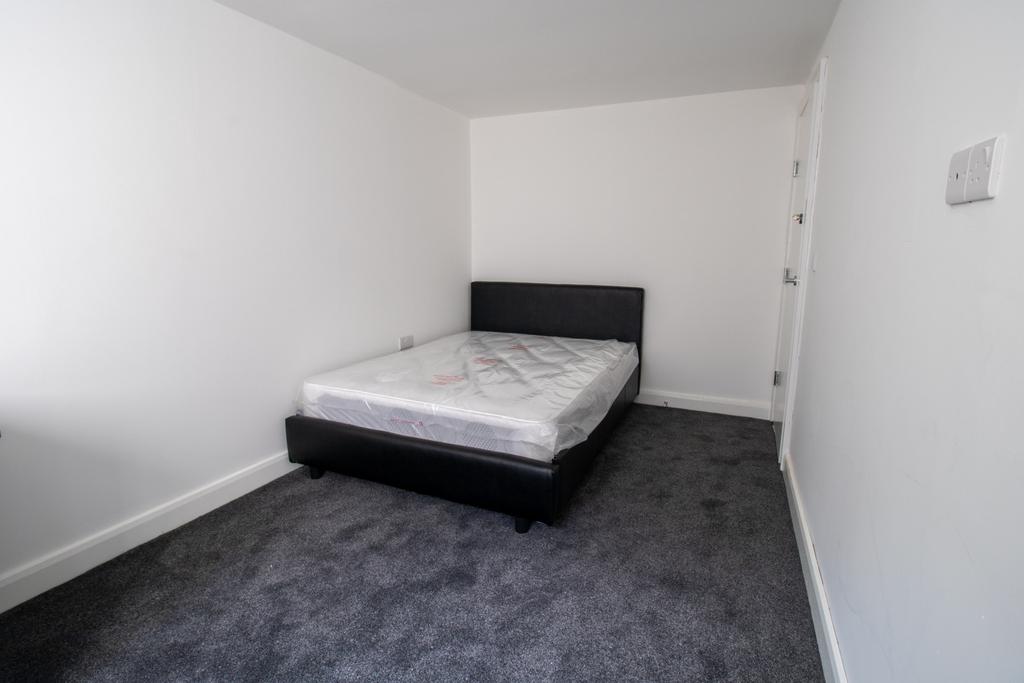 Bright, freshly painted double bedroom with a m...