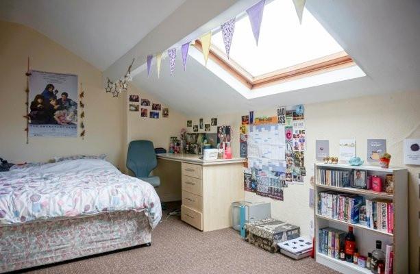 Bright, cozy attic double bedroom with a large ...