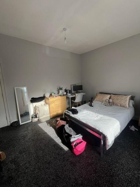 Bright, simply furnished double bedroom with a ...